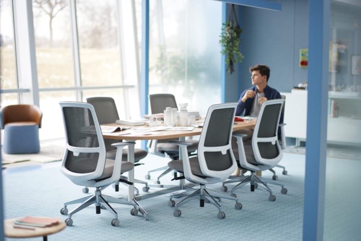 Soji Task Chair with Jive Bridge Base Table