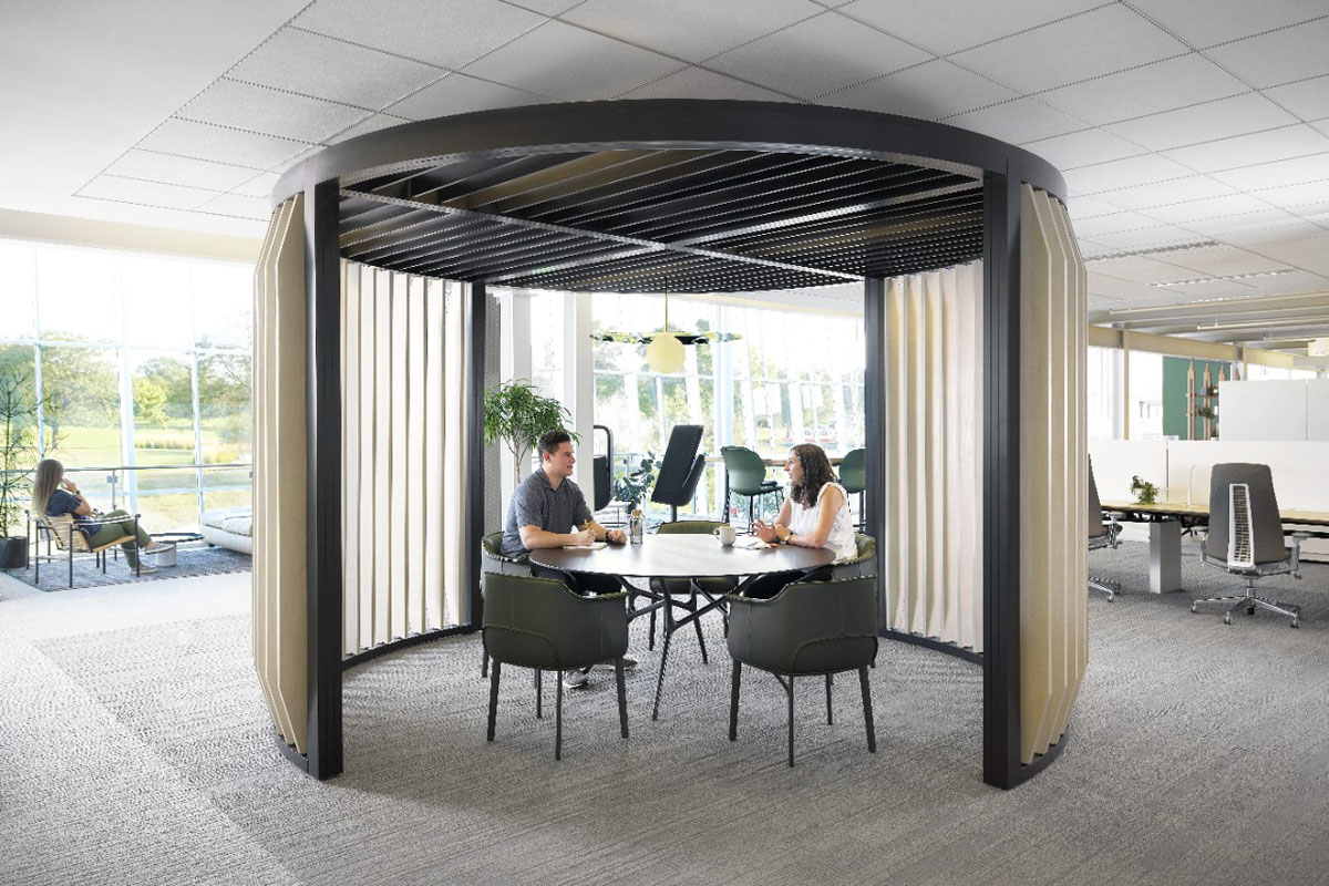 HW22_2W_pergola_round_01_people_FNL_2023